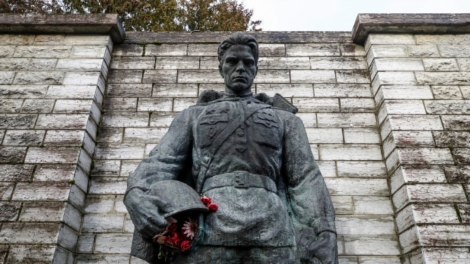 Бронзовый солдат. Памятник советским воинам в Таллине. Бронзовый солдат Эстония. Советские памятники в Эстонии. Снесенные памятники в Таллине.